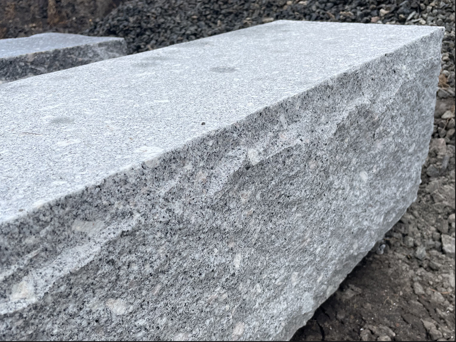 ABCSTEIN Granitt Støttemur 20x20 Kina G375 Lys Grå vist i utemiljø - mur