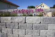 Benders Boston Antik Gråmix hagemur med blomsterbed og hus