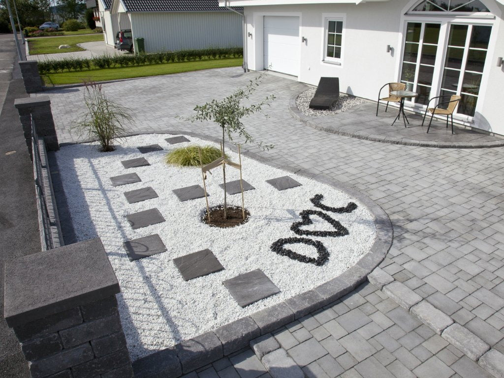 Benders Hvit Marmor 8/12 Knust Hagesingel Storsekk 800kg vist i utemiljø - grånitt