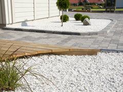 Benders Hvit Marmor 8/12 Knust Hagesingel Storsekk 800kg vist i utemiljø - grånitt kvartsdioritt