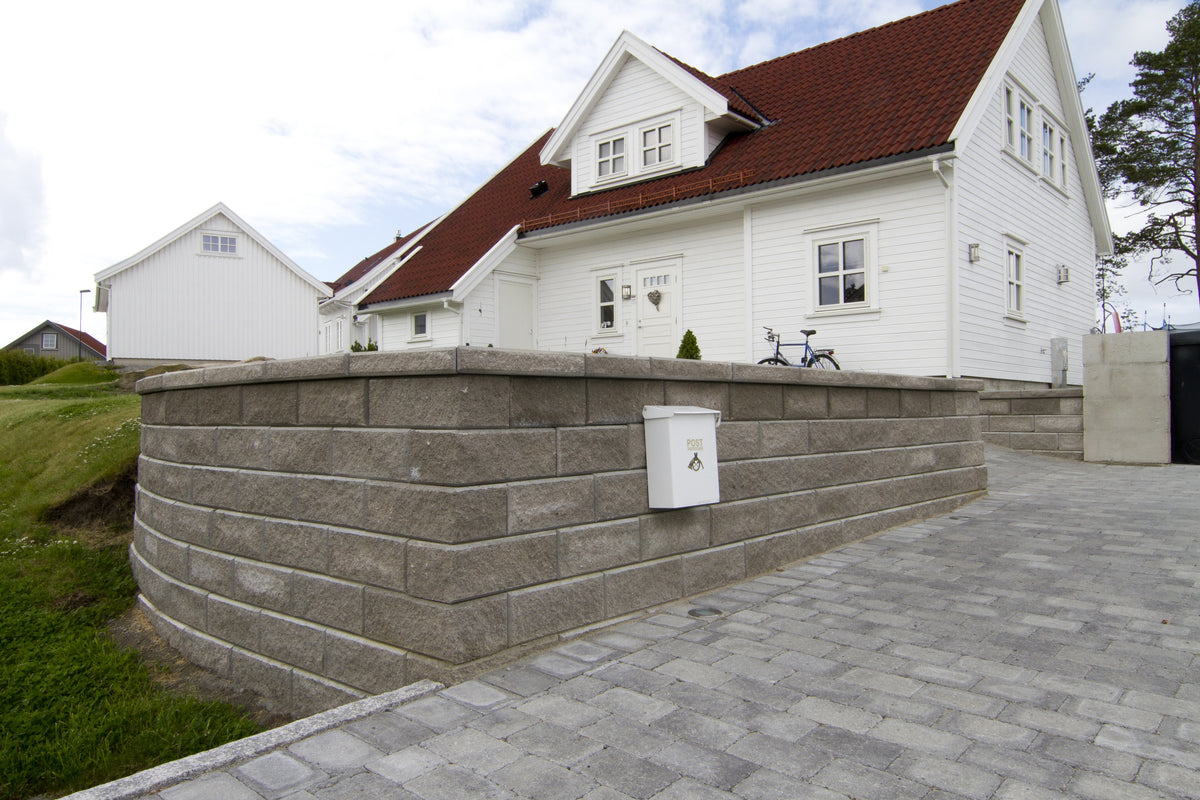 Benders Labyrint Gråmix belegningsstein i norsk innkjørsel med Megawall støttemur