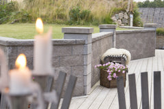Benders Megasmart Grå hage- og terrassemur med lys og blomster