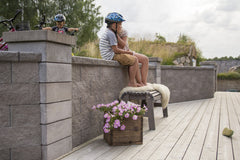 Benders Megasmart Grå terrassemur med barn og blomsterkasse