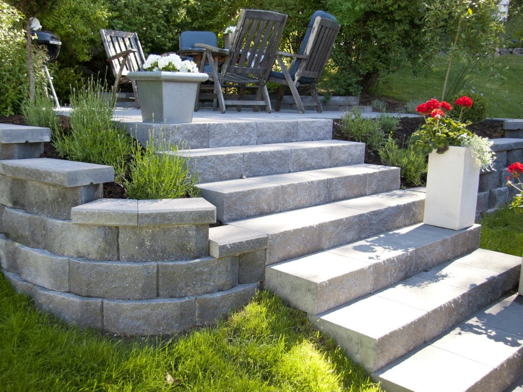 Benders Megastep 42x35x15cm Trappetrinn Grå vist i utemiljø
