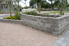 Benders Megastone 150 Grå lav hagemur med beplantning