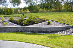 Benders Megawall Garden Grafitt hagemur ved plen og plantebed