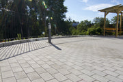 Benders Metro Grå belegningsstein på uteplass med pergola
