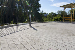 Benders Metro Grå belegningsstein på uteplass med pergola