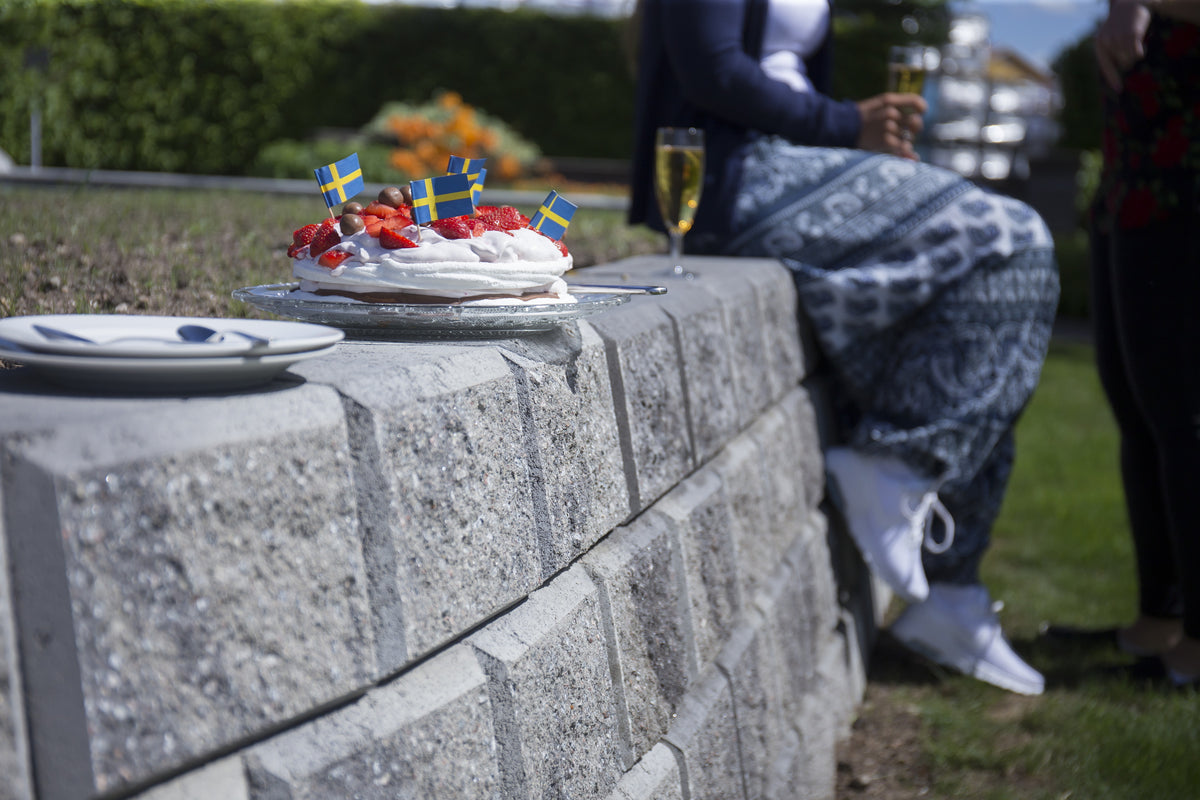 Benders Miniblokk Dekorativ Gråmix støttemur brukt som hagemur med kake på toppen