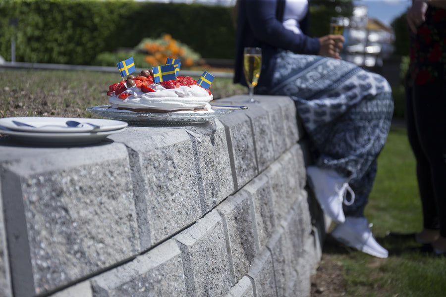 Benders Miniblokk Dekorativ Gråmix støttemur brukt som hagemur med kake på toppen