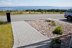 Benders Stil Grå belegningsstein ved moderne inngangsparti