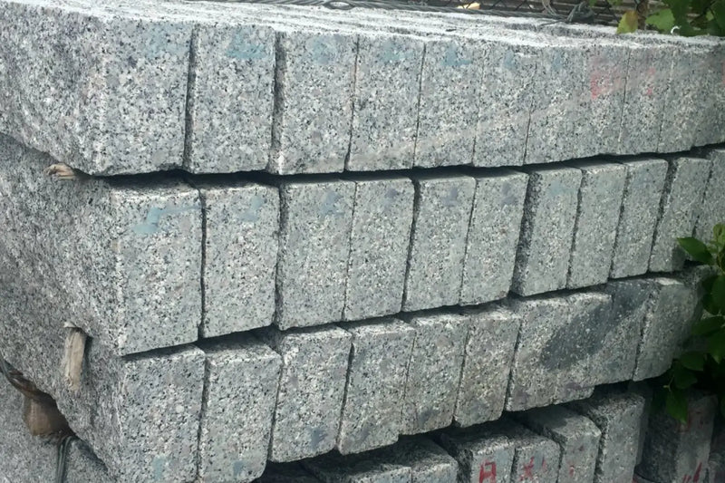 Granitt Kantstein 8x15x1 Lm Råhugget - ABCSTEIN