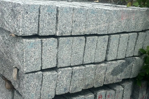 Granitt Kantstein 8x15x1 Lm Råhugget - ABCSTEIN