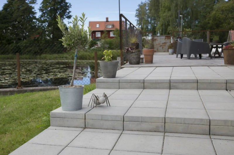 Villa Helle Grå 30x30x5cm Slett M. Fas - Betongheller - Benders